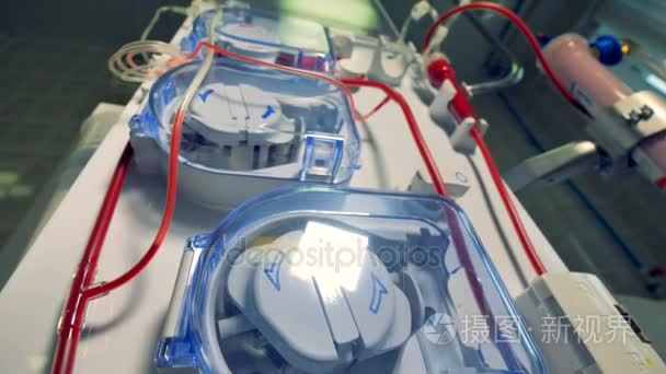 现代透析机使血液净化 患者在血液透析过程中mov格式视频下载 正版视频编号01j3gk 摄图新视界视频库