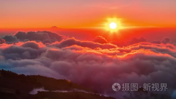 印尼龙目岛林加尼火山山下日落视频