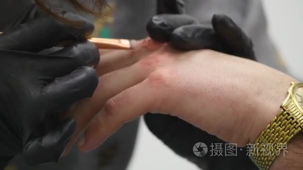 化妆师在工作中应用特效化妆视频