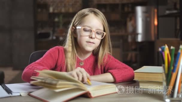 微笑的少女在家学习功课视频