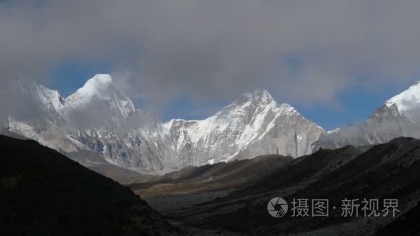 喜马拉雅山背景下的云层运动视频