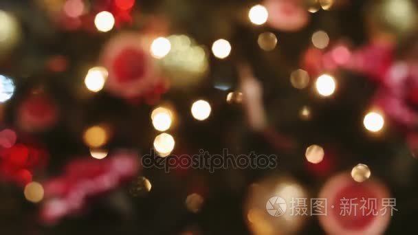 圣诞节和新年的装饰。摘要模糊散景假日背景。闪烁的花环。闪烁的圣诞树灯