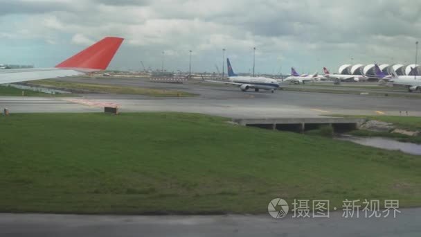 飞机正沿着跑道新曼谷国际机场素万那普素材视频