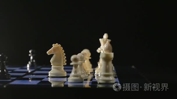 棋板和棋片断比赛在黑背景视频