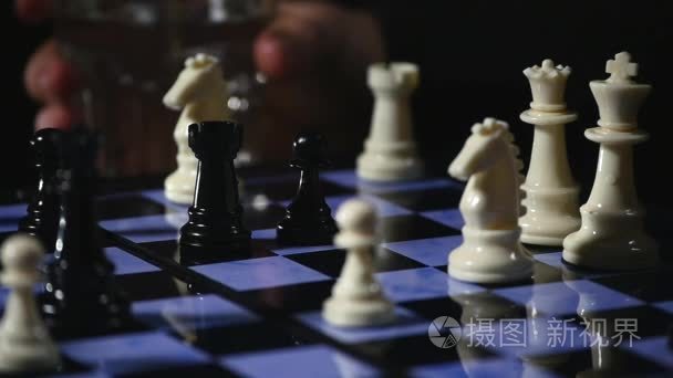 棋板和棋片断比赛在黑背景视频