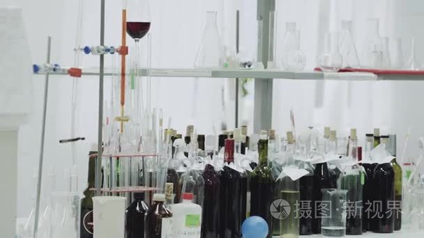 在酿酒厂展示化验酒的实验室视频
