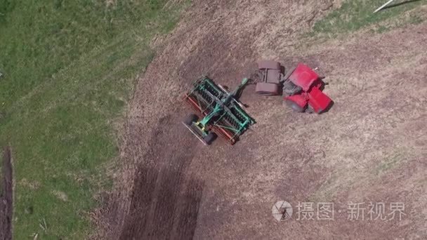 农业拖拉机播种和培育场视频