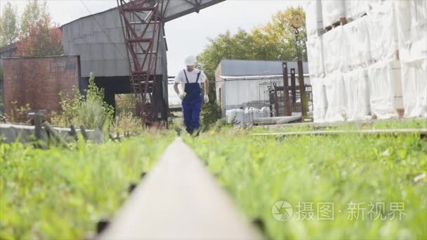 铁路工作者在白色盔甲沿铁路走视频