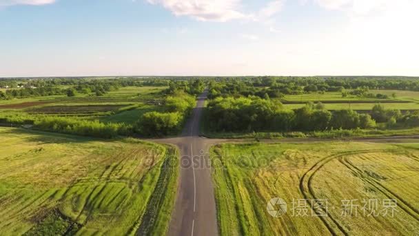 鸟瞰图。在山上蜿蜒的道路上的汽车。俄罗斯。夏天