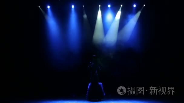 美丽的歌手在舞台上与蓝色光视频