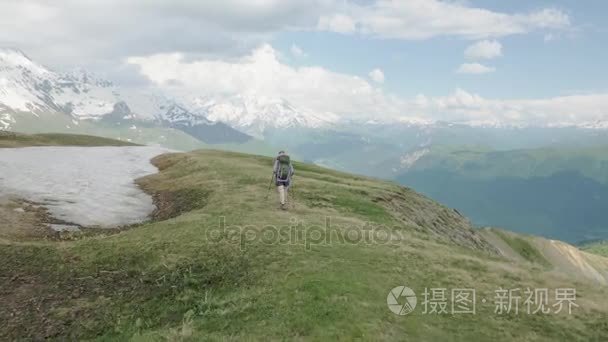 女孩徒步在山-Koruldi 湖区  Mestia  佐治亚