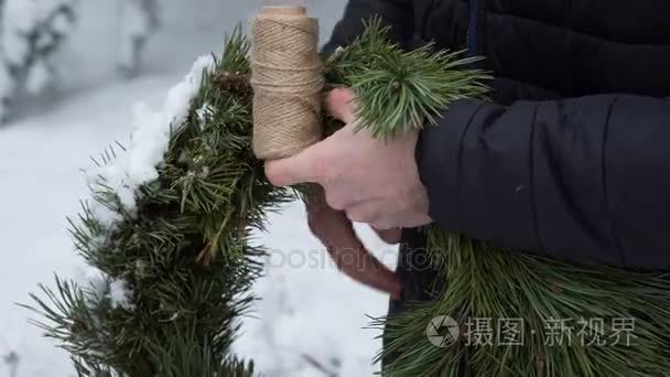 那家伙连接了针叶树的装潢特写视频