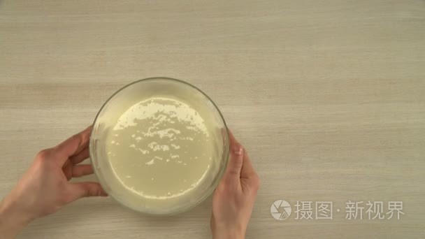 第一人称视角上厨师揉成面团视频