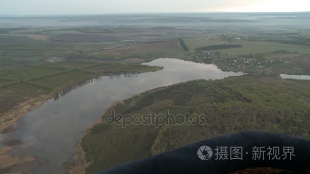 对湖泊和野外的良好鸟瞰图视频