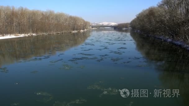 沿河漂流的冰冻冰板视频