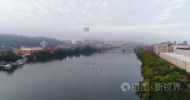 雾空中建立匹兹堡地平线拍摄视频