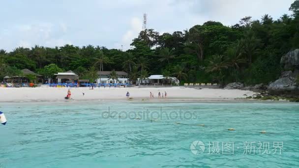 游人在水在雅海岛的海滩视频