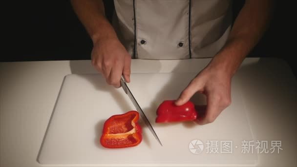 厨师切片红灯笼椒视频