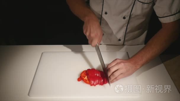 厨师切片红灯笼椒视频