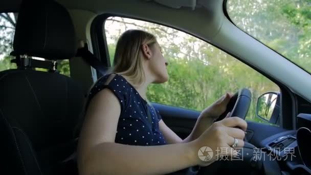 慢镜头的愤怒的女人感到压力  而驾驶车