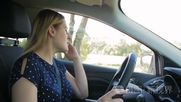 慢动作视频的年轻强调妇女高喊在积极的行为, 而驾驶汽车