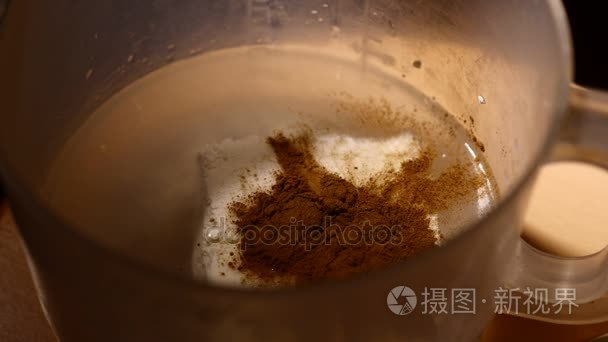 肉桂粉掉落。用肉桂香蕉和农家干酪搅打奶昔的特写