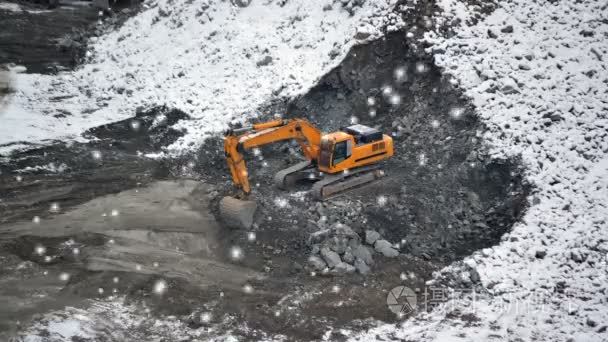 花岗岩采石场破石机冬雪日视频