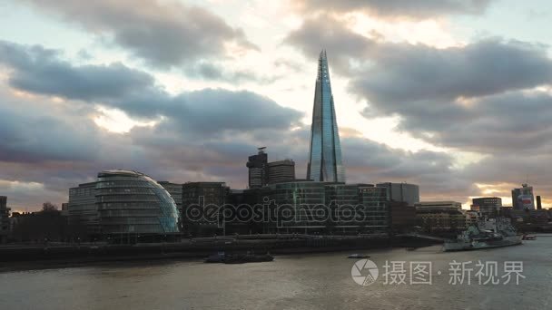 日落时的伦敦地平线和河畔景色视频