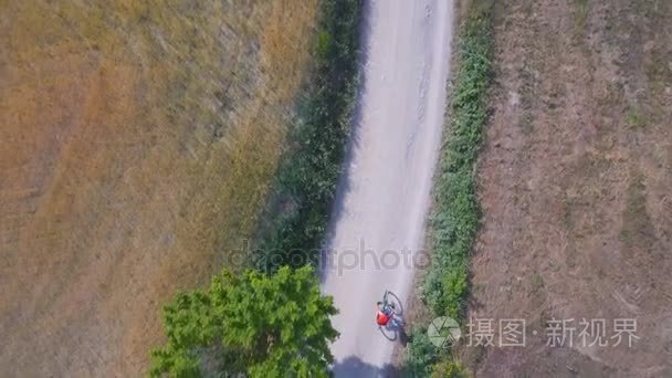 乡村公路骑山地自行车男子骑车视频