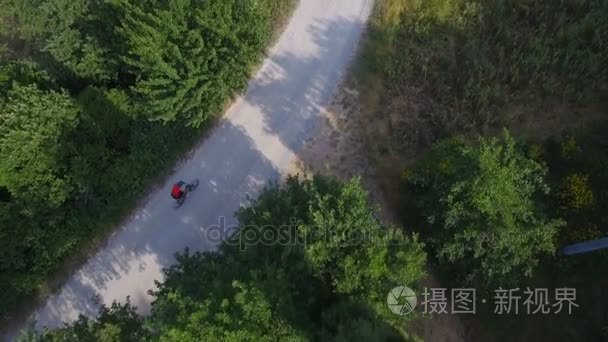 乡村公路骑山地自行车男子骑车视频