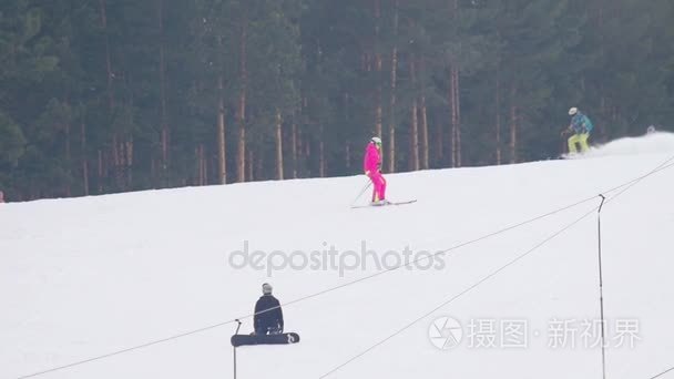 在水面上涂油性全彩色油漆。 外层空间的光能视频