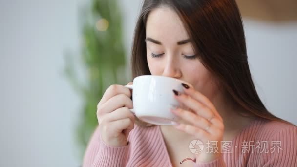 年轻妇女喜欢喝咖啡在咖啡馆视频