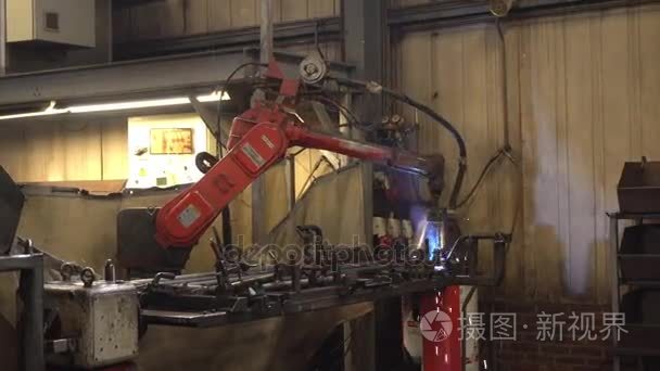 机器人焊接零件在工厂视频