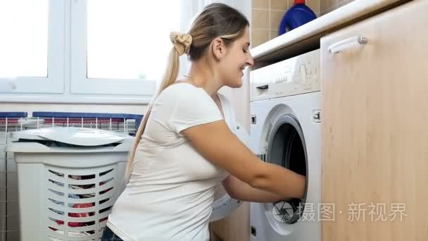 慢动作镜头欢快的年轻女子扔在空气中的大堆衣服在洗衣店