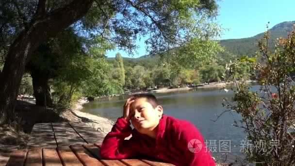 青春期男孩在大自然中放松视频