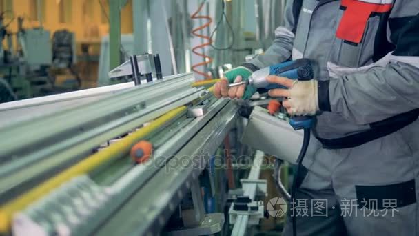 工厂工人操作工业拧螺丝机视频
