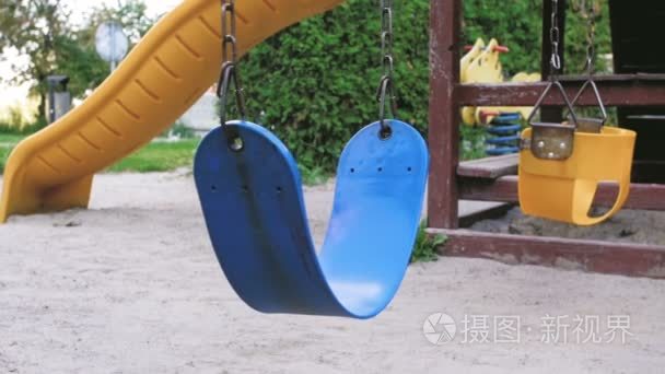 公园儿童游乐场荡秋千的慢动作视频