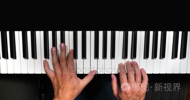 钢琴键盘上的生日快乐视频