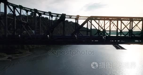 铁路桥梁上的轮廓航空货运列车视频