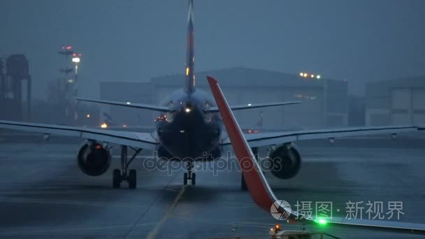 飞机在黄昏机场的后视视频
