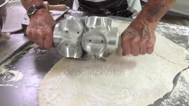 人用刀做面团圆为饺子视频