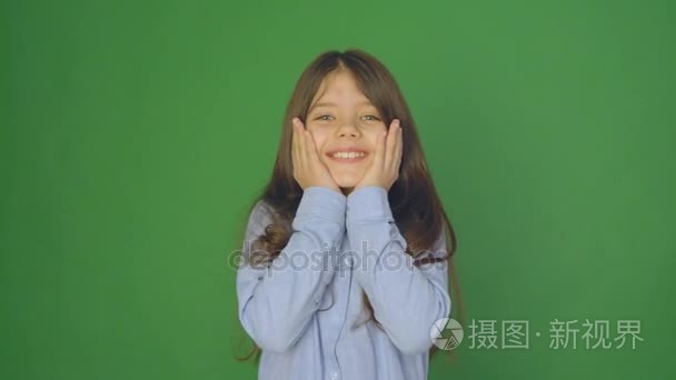 快乐顽皮的儿童女孩笑着做鬼脸视频