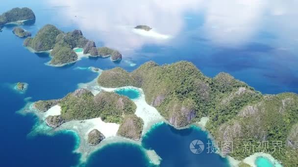 太平洋的热带石灰岩岛屿和平静的海洋