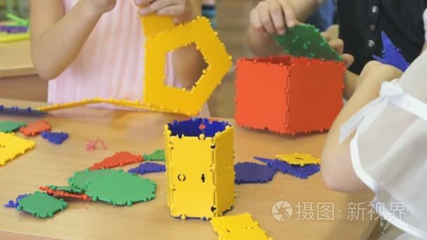 孩子们在幼儿园在室内玩耍视频