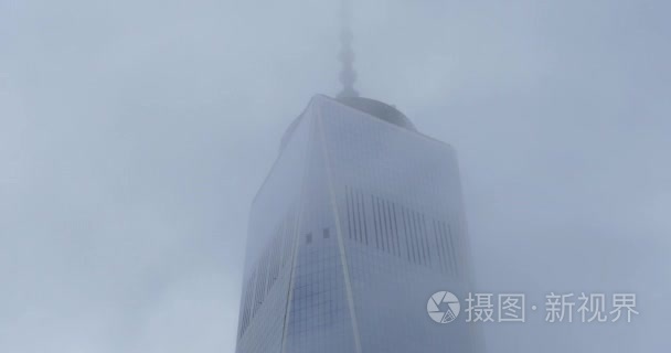 雾中自由塔顶部的时差视图视频