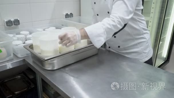 在乳酪工业厨师传播乳酪大量入容器为成熟视频