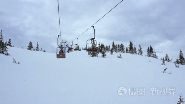 多云天气下滑雪胜地的座椅升降