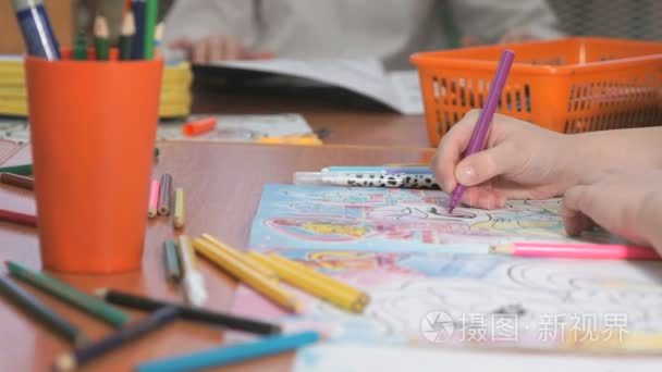 儿童用彩色铅笔画图画视频