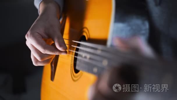 吉他手演奏音阶和 gamms 在声学西部吉他用钢弦由手指采摘技术  锻炼和音  录影以声音  规划吉他  muscial 仪器
