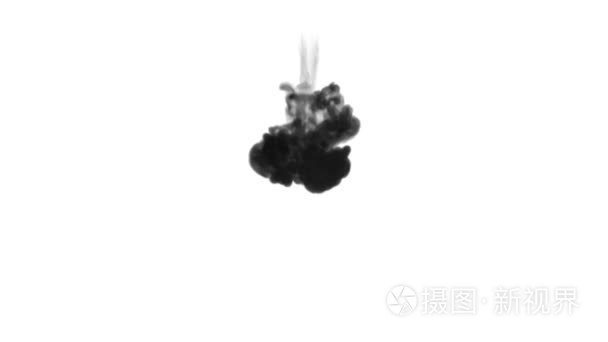 一油墨的流动 输液黑色染料云或烟雾，墨水注入在慢动作的白色衬底上。在水中的黑色。漆黑的背景或烟的背景下，为油墨效果使用 lum视频